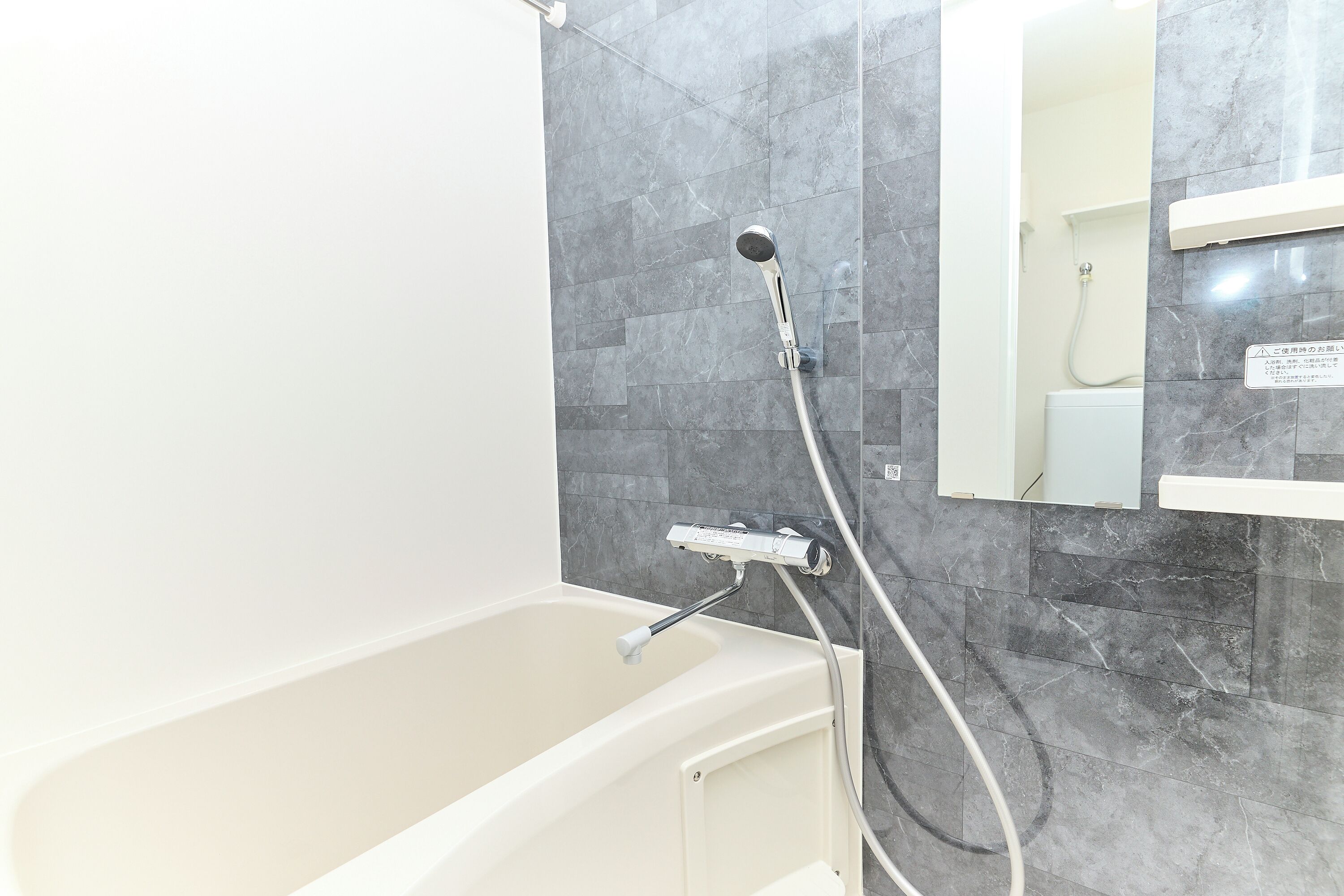 Combined shower/bathtub, free toiletries, hair dryer, slippers