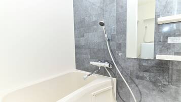 Combined shower/bathtub, free toiletries, hair dryer, slippers