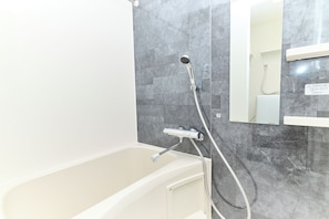Combined shower/bathtub, free toiletries, hair dryer, slippers - Comfort Maison Nakanobu (Shinagawa-ku)