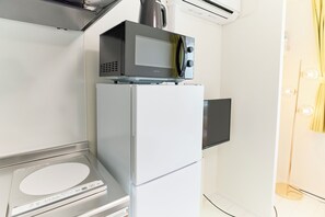 Fridge, microwave, cookware/dishes/utensils - Comfort Maison Nakanobu (Shinagawa-ku)