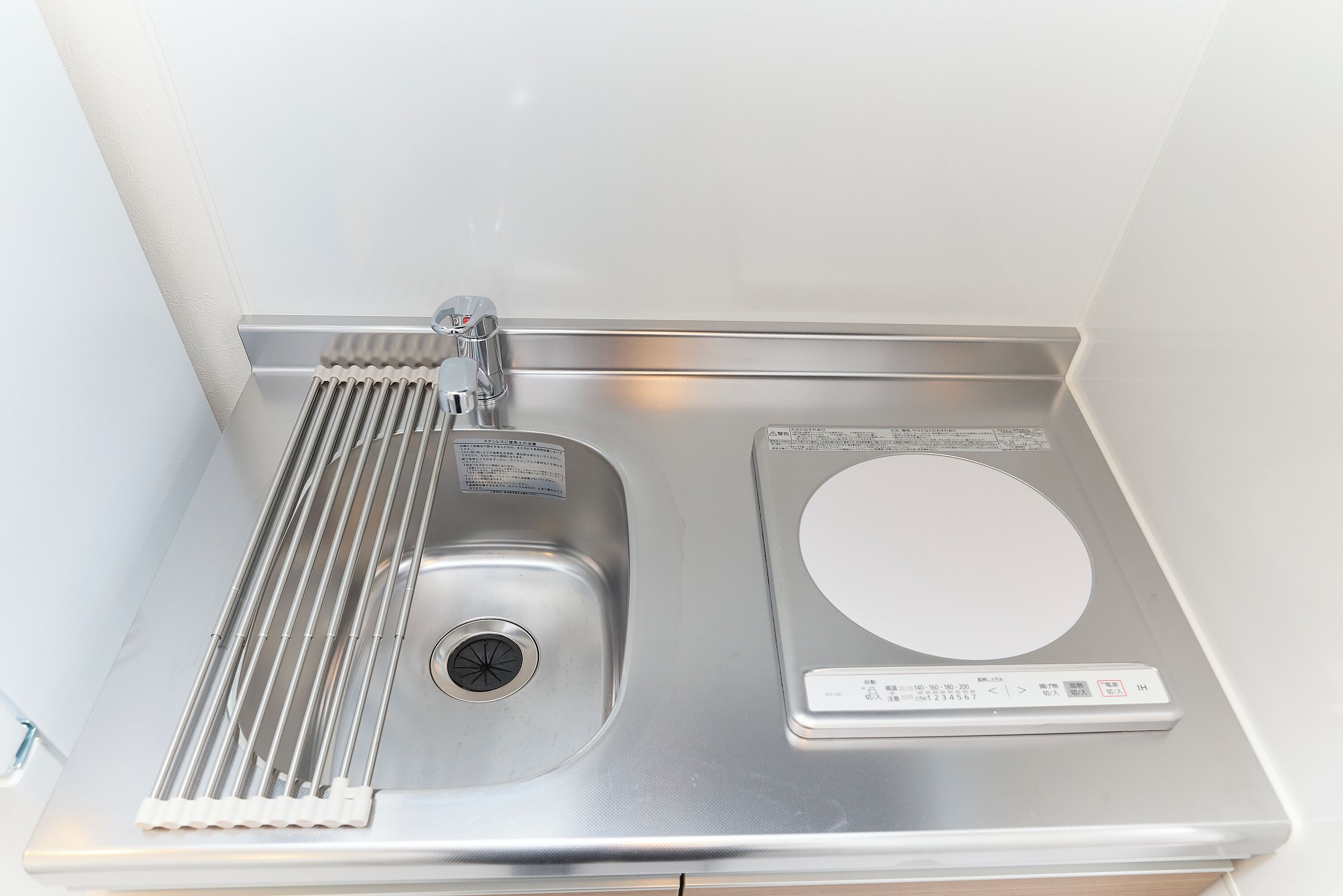 Un évier en acier inoxydable doté d’une balance intégrée et d’une grille de ventilation.