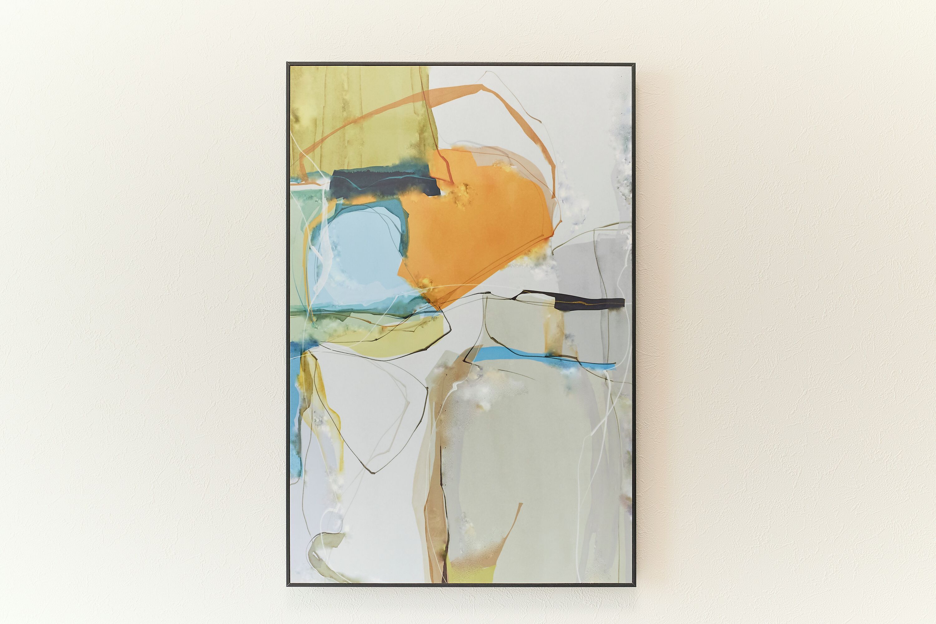 Una amplia pintura abstracta con formas geométricas y líneas.