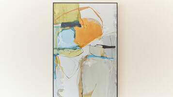 Una amplia pintura abstracta con formas geométricas y líneas.