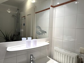 Shower, hair dryer - Kampstraße, Apartment 1a - Cozy 2-room vacation apartment with a terrace in a quiet (Sylt)