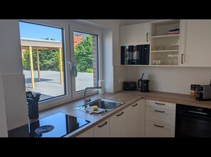 Coffee/tea maker, fridge, microwave, oven - End-of-row townhouse at Alte Schmiederstraße 4d - End-of-row townhouse at Alte Schmiedestr. 4 d (Werdum)