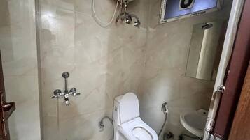 Deluxe Double or Twin Room, City View | Bathroom | Shower, free toiletries, slippers, towels