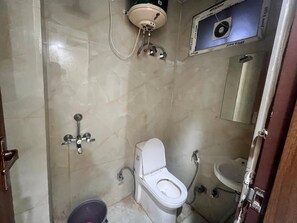 ห้องดีลักซ์ดับเบิลหรือทวิน, วิวเมือง | ห้องน้ำ | ฝักบัว, ของใช้ในห้องน้ำฟรี, รองเท้าสวมภายในห้อง, ผ้าเช็ดตัว