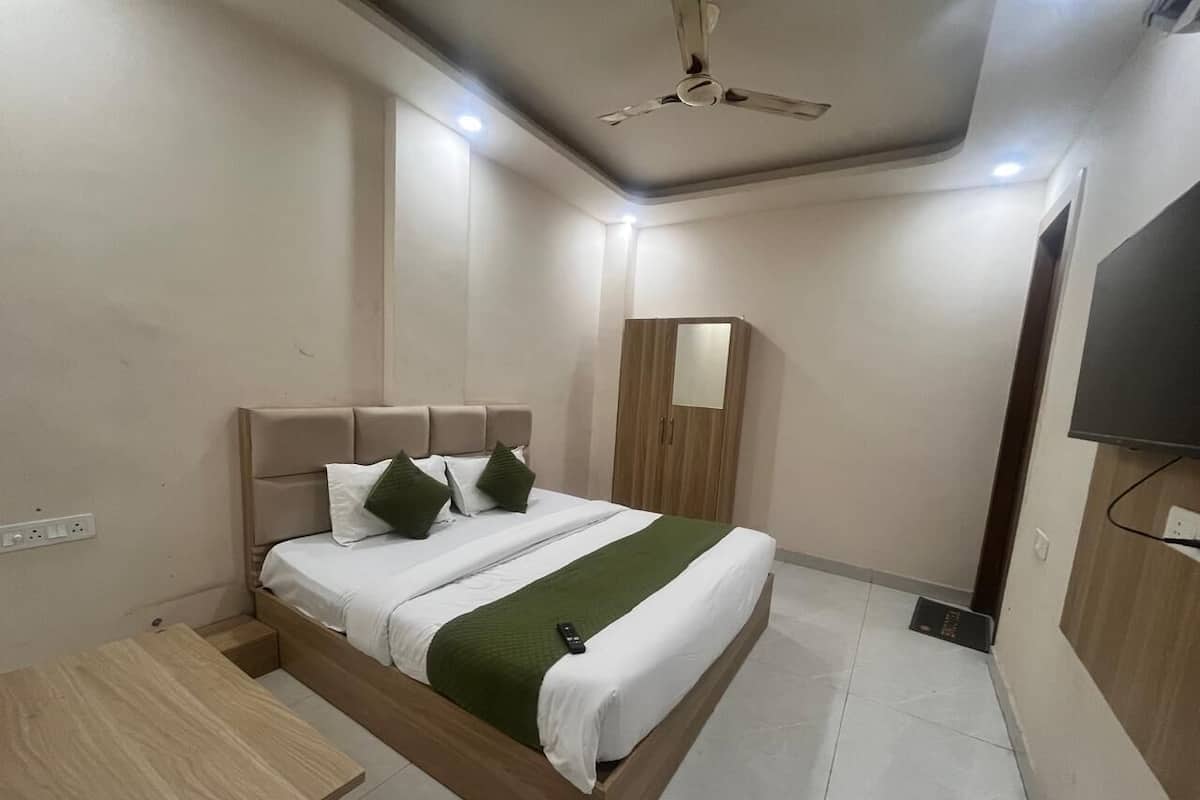Deluxe Double or Twin Room, City View | Desk, laptop workspace, iron/ironing board, WiFi (free)