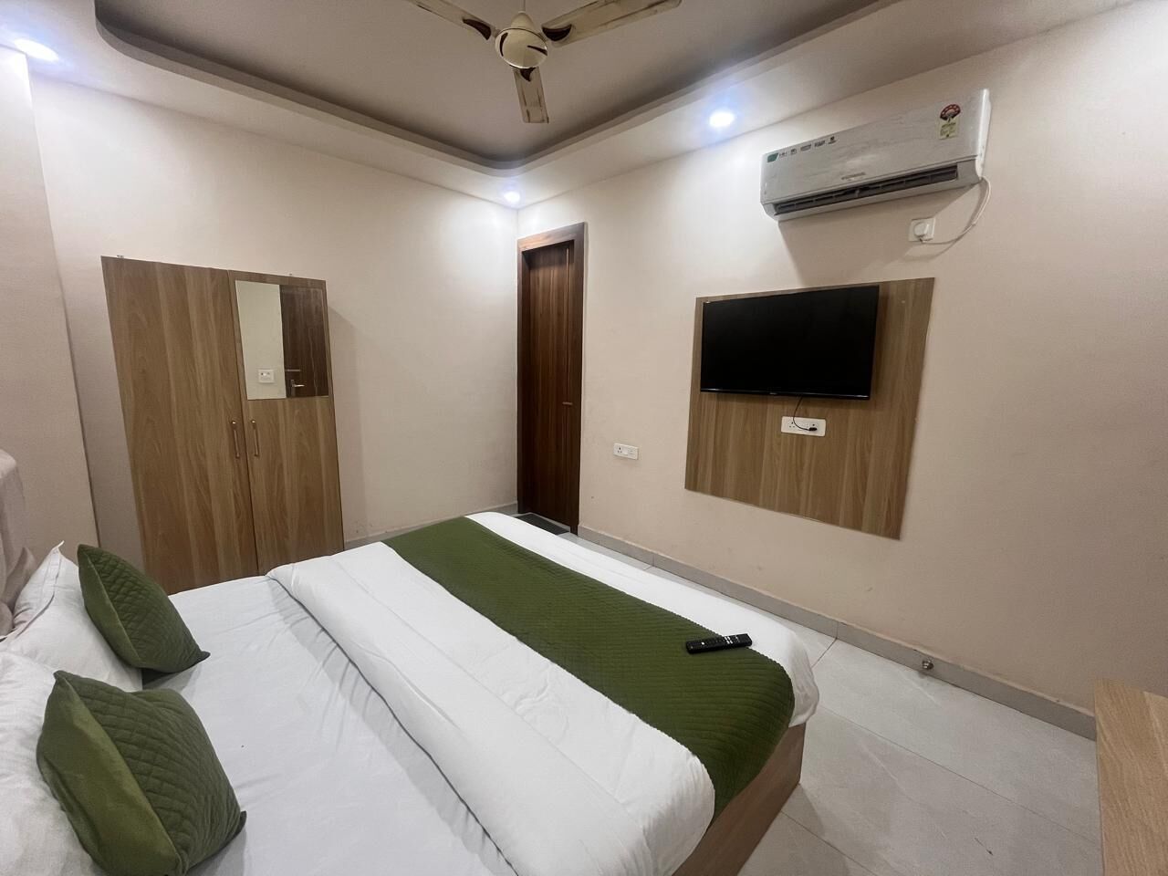 Deluxe Double or Twin Room, City View | Desk, laptop workspace, iron/ironing board, free WiFi