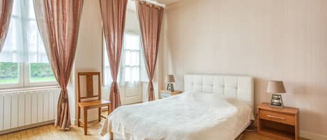 2 bedrooms, travel crib, WiFi (free)