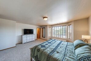 Room - Walk to Town! Charming La Conner Home (La Conner)
