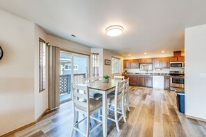 Dining - Walk to Town! Charming La Conner Home (La Conner)