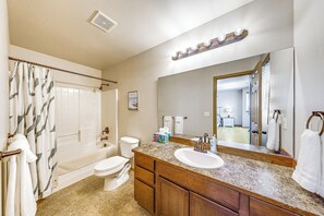 Bathroom - Walk to Town! Charming La Conner Home (La Conner)