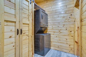 Een sauna met houten wanden en een sauna-apparaat.