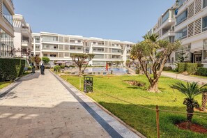 A modern hotel with a central courtyard, a pool, and a well-maintained garden. - Beautiful apartment in Mansbay Beach next to the beach (Mansouria)