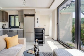 Ein modernes Wohnzimmer mit einer Couch, einem Couchtisch und einer Skulptur.