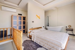 2 bedrooms, iron/ironing board, internet