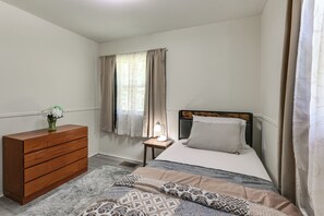 3 bedrooms, internet, bed sheets