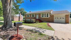 Unclassified image, 4 of 28, button - Easy Trip to DC! Maryland Home w/ Great Location (Upper Marlboro)