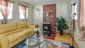 Unclassified image, 2 of 28, button - Easy Trip to DC! Maryland Home w/ Great Location (Upper Marlboro)