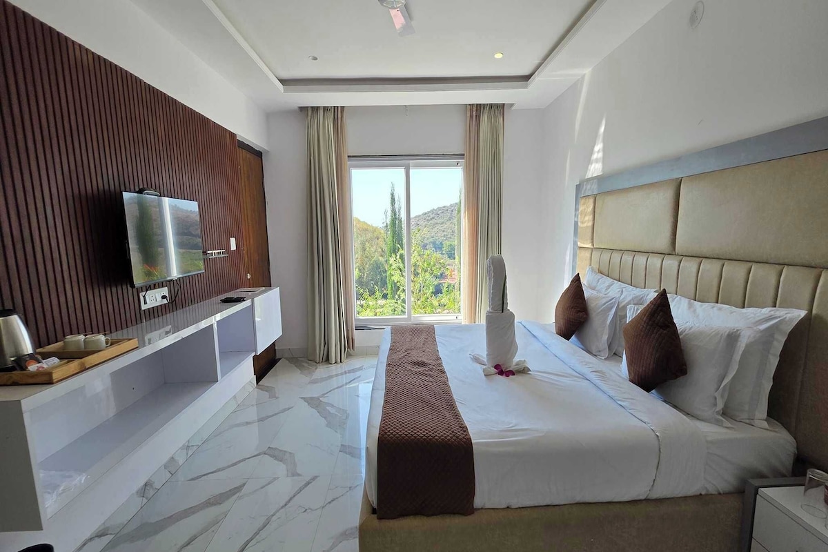 Desk, free WiFi, bed sheets