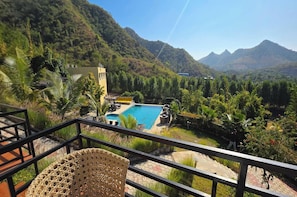 Luxury Studio Suite, Valley View | Property grounds