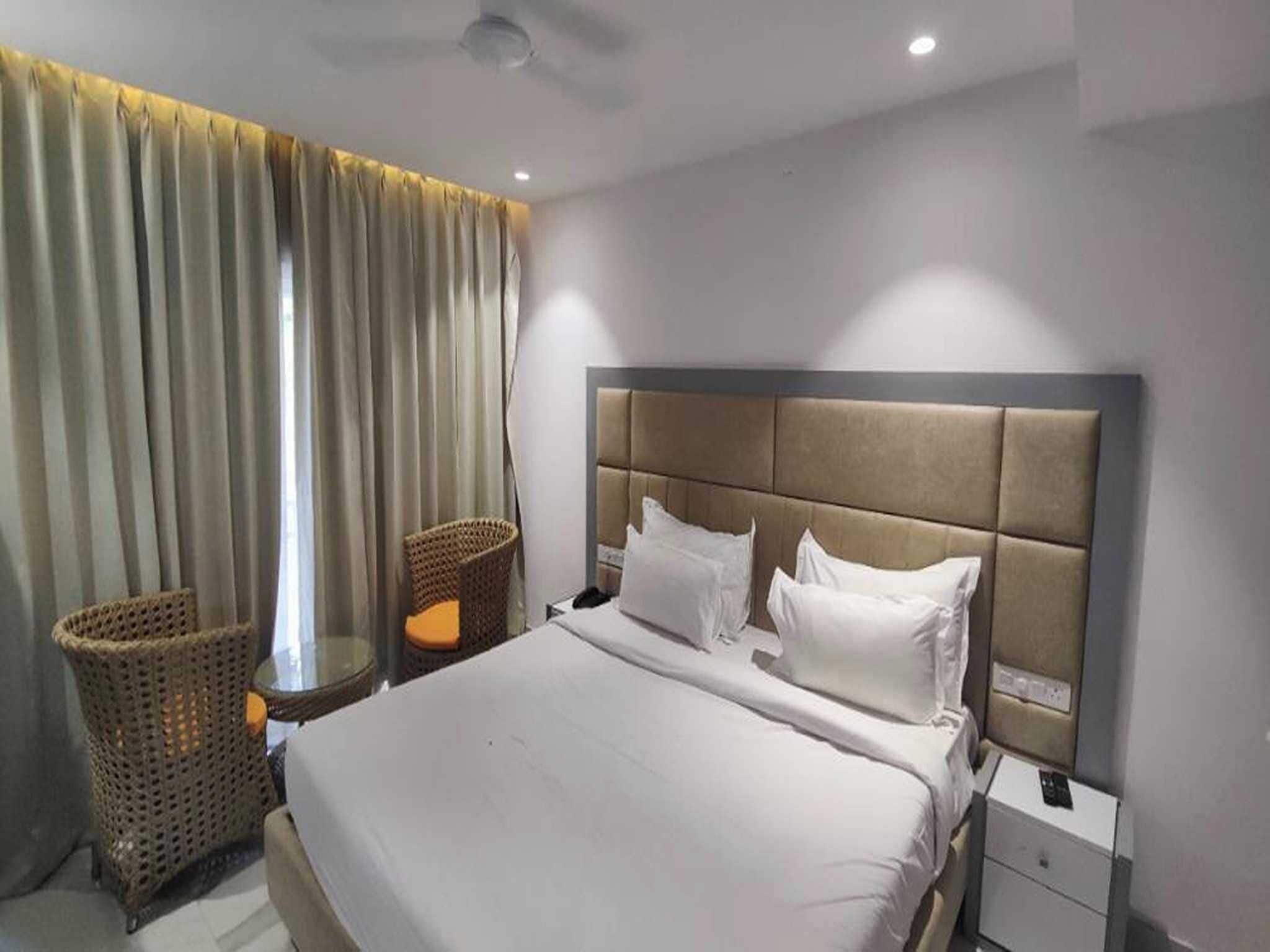 Desk, free WiFi, bed sheets