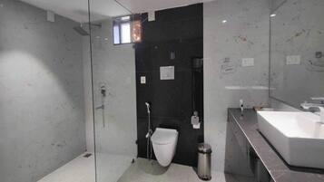 Ducha, toallas, jabón, shampoo