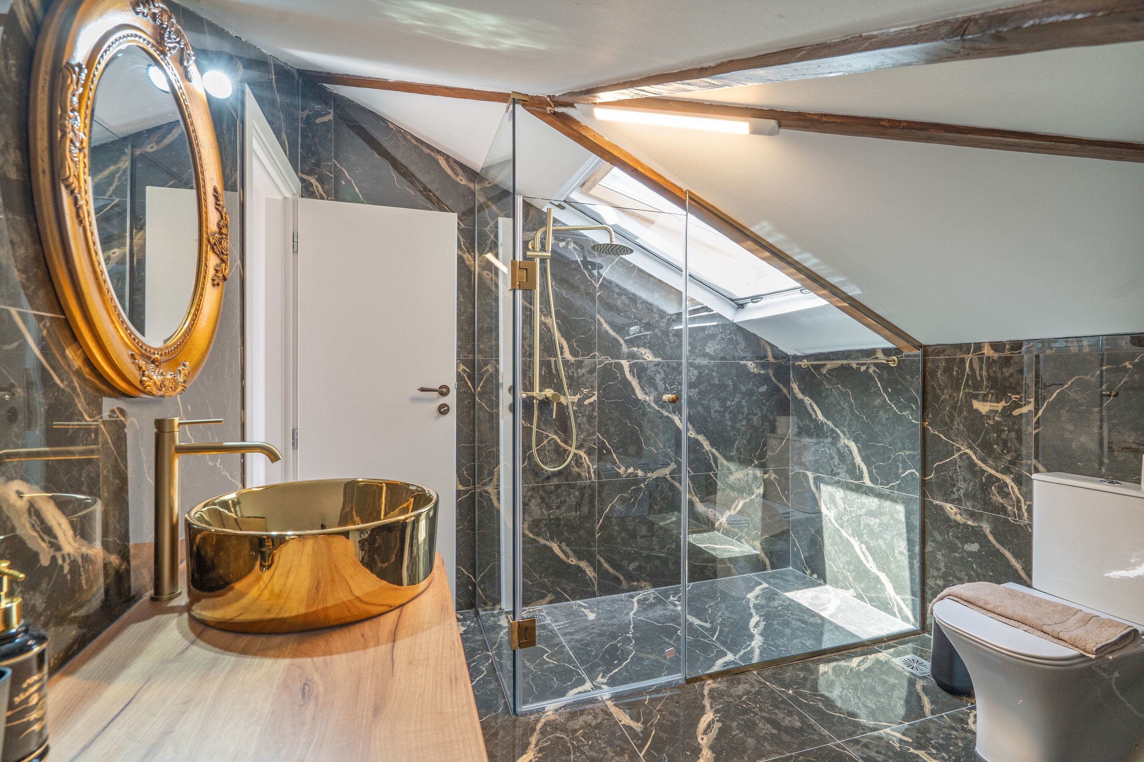 Un bagno moderno con una vasca da bagno indipendente, una doccia con cabina in vetro e un ampio specchio.