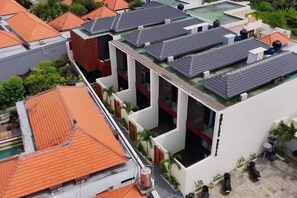 Ein modernes Gebäude mit mehreren Balkonen, großen Fenstern und einem Flachdach.
