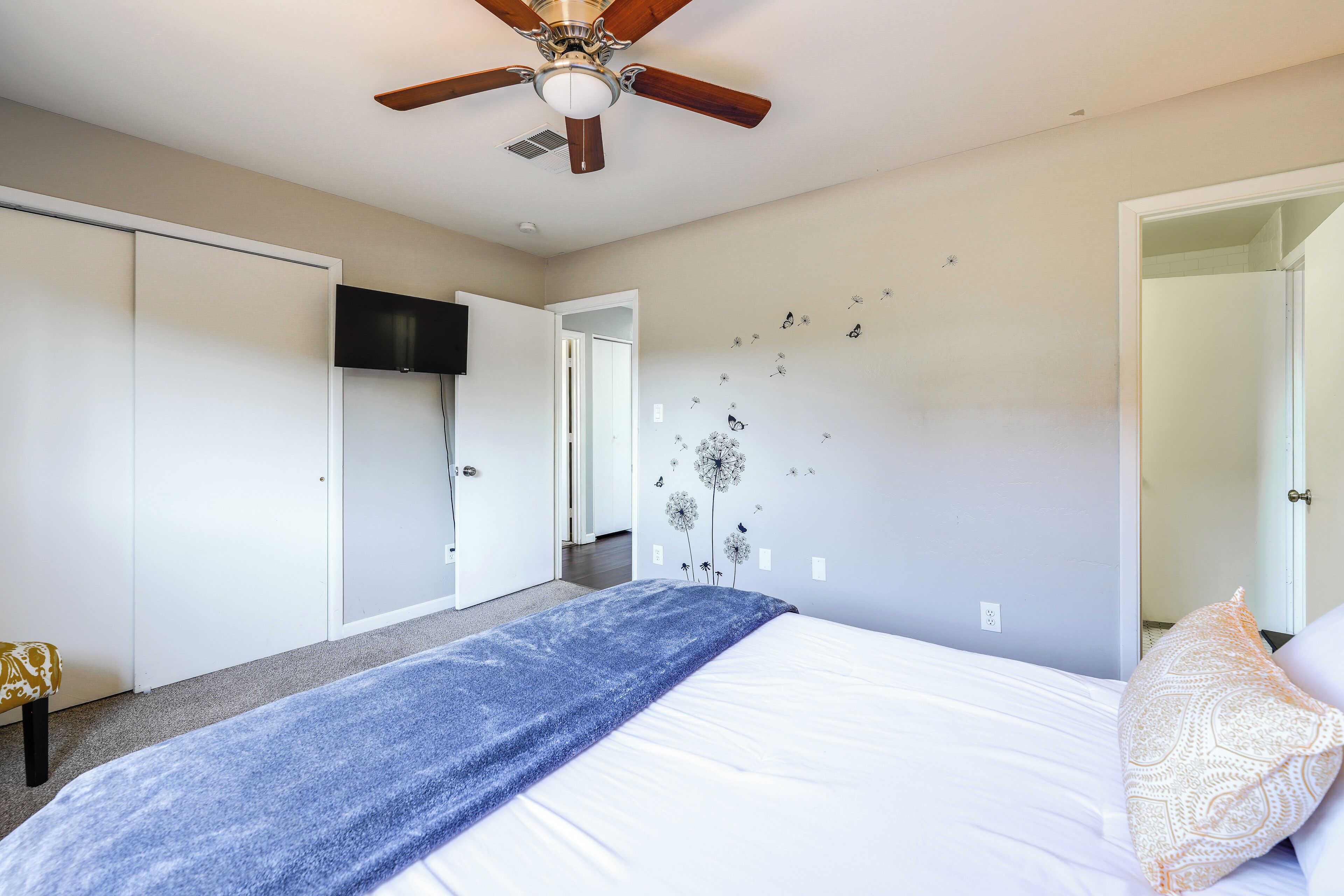 4 bedrooms, desk, iron/ironing board, internet