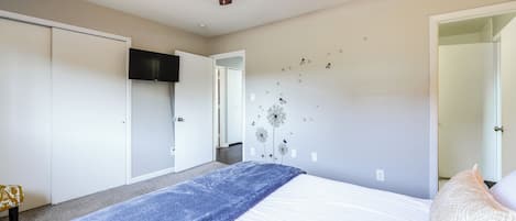 4 habitaciones, escritorio, tabla de planchar con plancha y internet