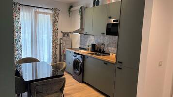 Full-sized fridge, microwave, stovetop, dishwasher