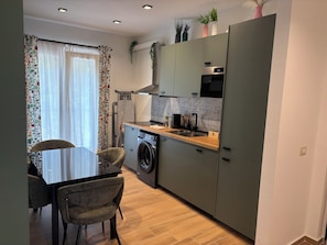 Täysikokoinen jääkaappi, mikroaaltouuni, liesi, astianpesukone