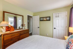 A bedroom with a bed, dresser, mirror, and two doors. - 1 1/2 Blocks to Beach! Close to A/C, Casinos (Brigantine)