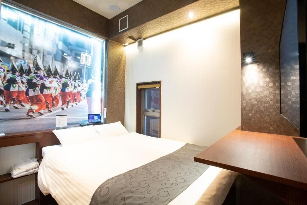 Habitación doble, 1 cama matrimonial, para no fumadores, vista parcial al mar | Espacio para trabajar con laptop y wifi gratis 