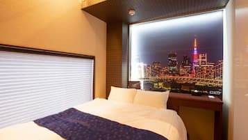 Quarto triplo, várias camas, para não fumantes, vista para a cidade | Espaço de trabalho para notebook, Wi-Fi de cortesia