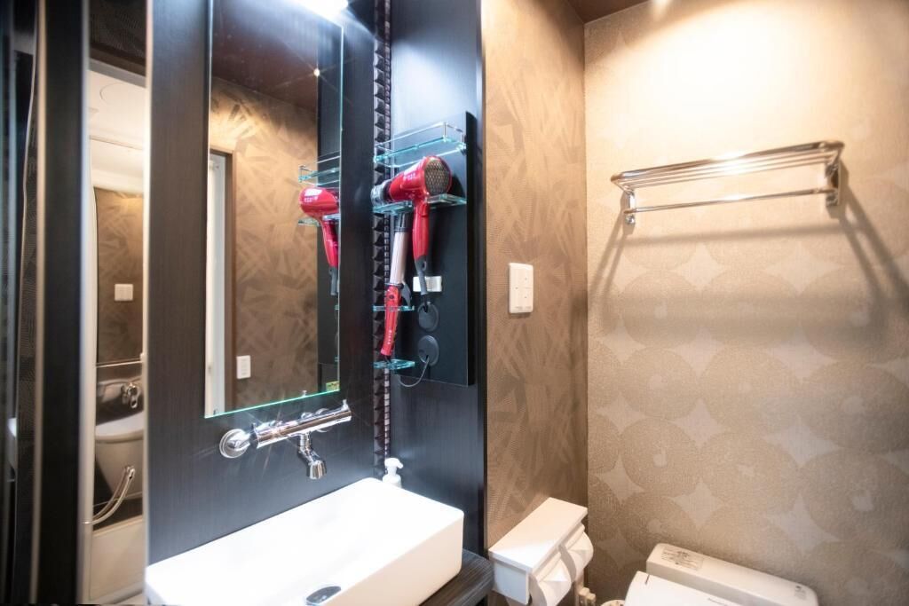 Habitación doble, 1 cama matrimonial, para no fumadores, vista parcial al mar | Baño | Regadera, amenidades de baño gratuitas, secadora de cabello, toallas 