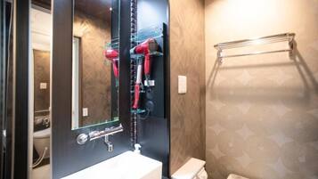 Habitación doble, 1 cama matrimonial, para no fumadores, vista parcial al mar | Baño | Regadera, amenidades de baño gratuitas, secadora de cabello, toallas