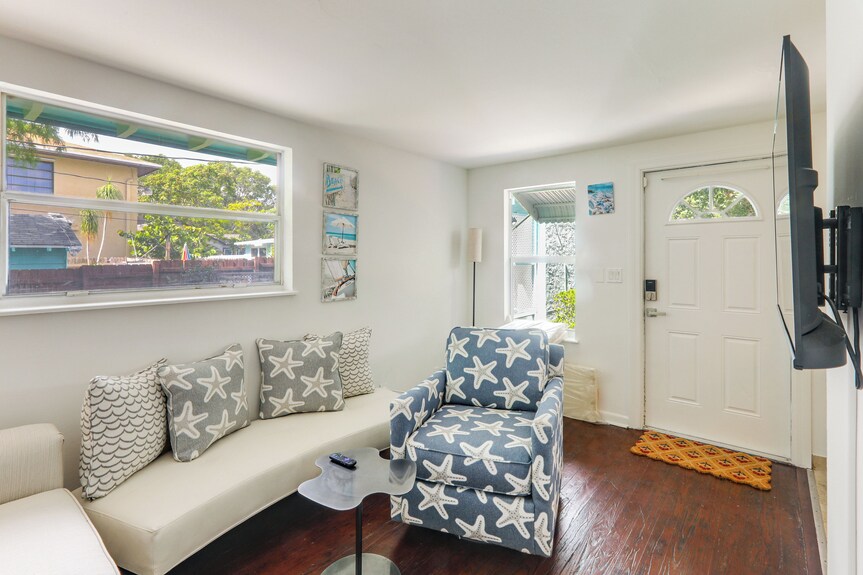 Walkable Dtwn Spot! Bright Bungalow Near Beach - Boynton Beach, FL
