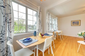 Dining - Walkable Neighborhood! Convenient Culver City Apt (Los Angeles)