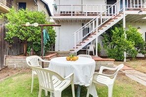 Outdoor dining - Walkable Neighborhood! Convenient Culver City Apt (Los Angeles)
