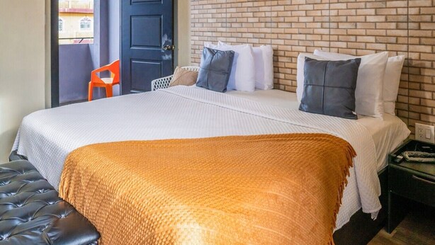 1 bedroom, iron/ironing board, WiFi, bed sheets - Shelbees Suites - Garden Suite 206 (Cornelia Ida)