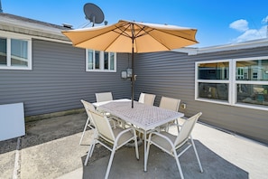 Outdoor dining - Dockside Little Egg Harbor Getaway Near LBI! (Little Egg Harbor Township)