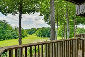 Eine Holzterrasse mit Blick auf eine bewaldete Landschaft.
