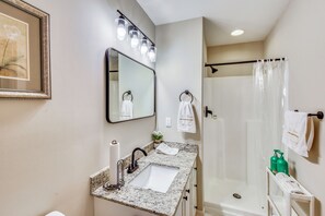 Hair dryer, towels - Near Helen, Waterfalls & Hiking! Quiet Mtn Retreat (Cleveland)