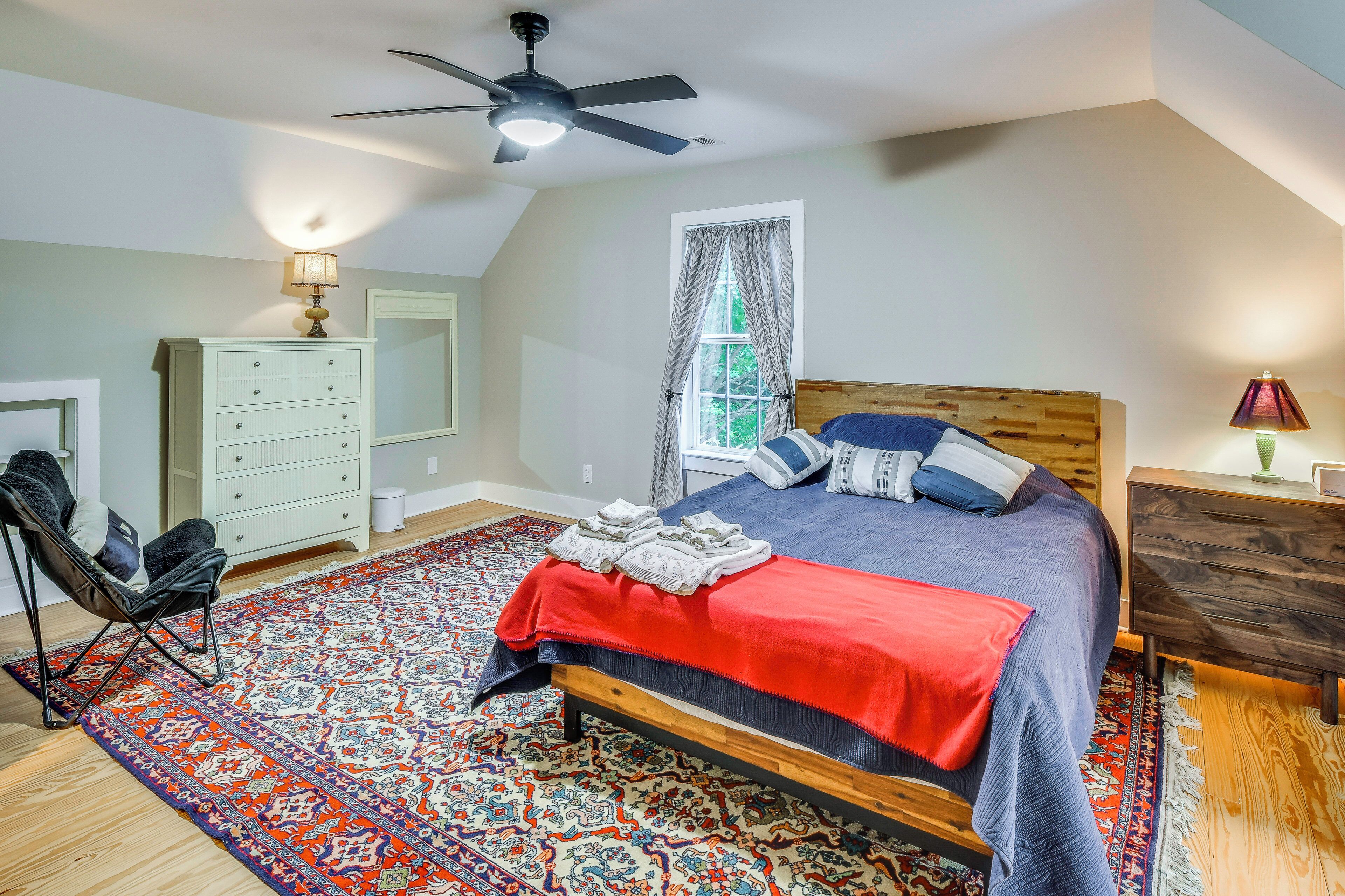 3 bedrooms, iron/ironing board, internet, bed sheets