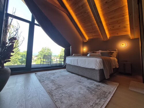 Luxury 4-bedroom house with private sauna, steam bath, mineral water Jacuzzi