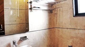 Shared Dormitory | Bilik Mandi | Pancuran mandi