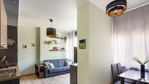 TV - A bright, modern apartment, recently renovated with high-quality finishes and perfect for accommodating up to four people. The property is located in an elegant neighborhood in the heart of Turin, just 500 meters from Porta Nuova Station—offering direc (Turin)